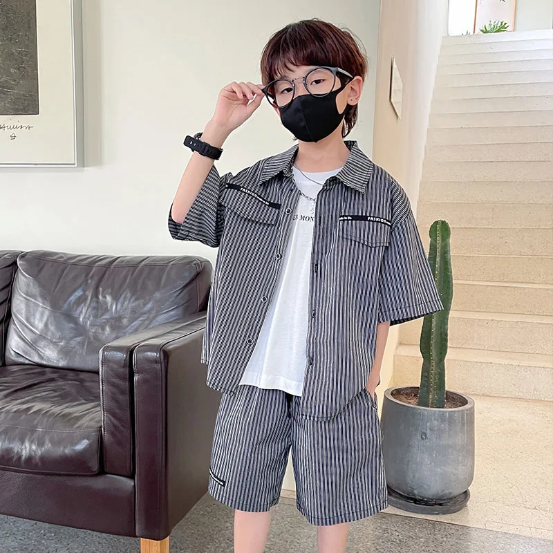 

Модная рубашка в полоску для мальчиков, короткий рукав + шорты, летний детский комплект из 2 предметов в Корейском стиле
