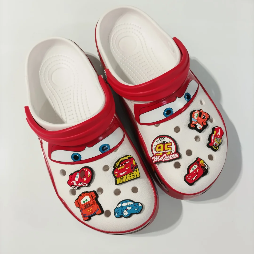 Clogs im Croc-Stil, Slide-Sandalen, Disney Cars, schwarze McQueen mit Schuhanhängern, rutschfeste, atmungsaktive Strandschuhe, Outdoor-Freizeitschuhe