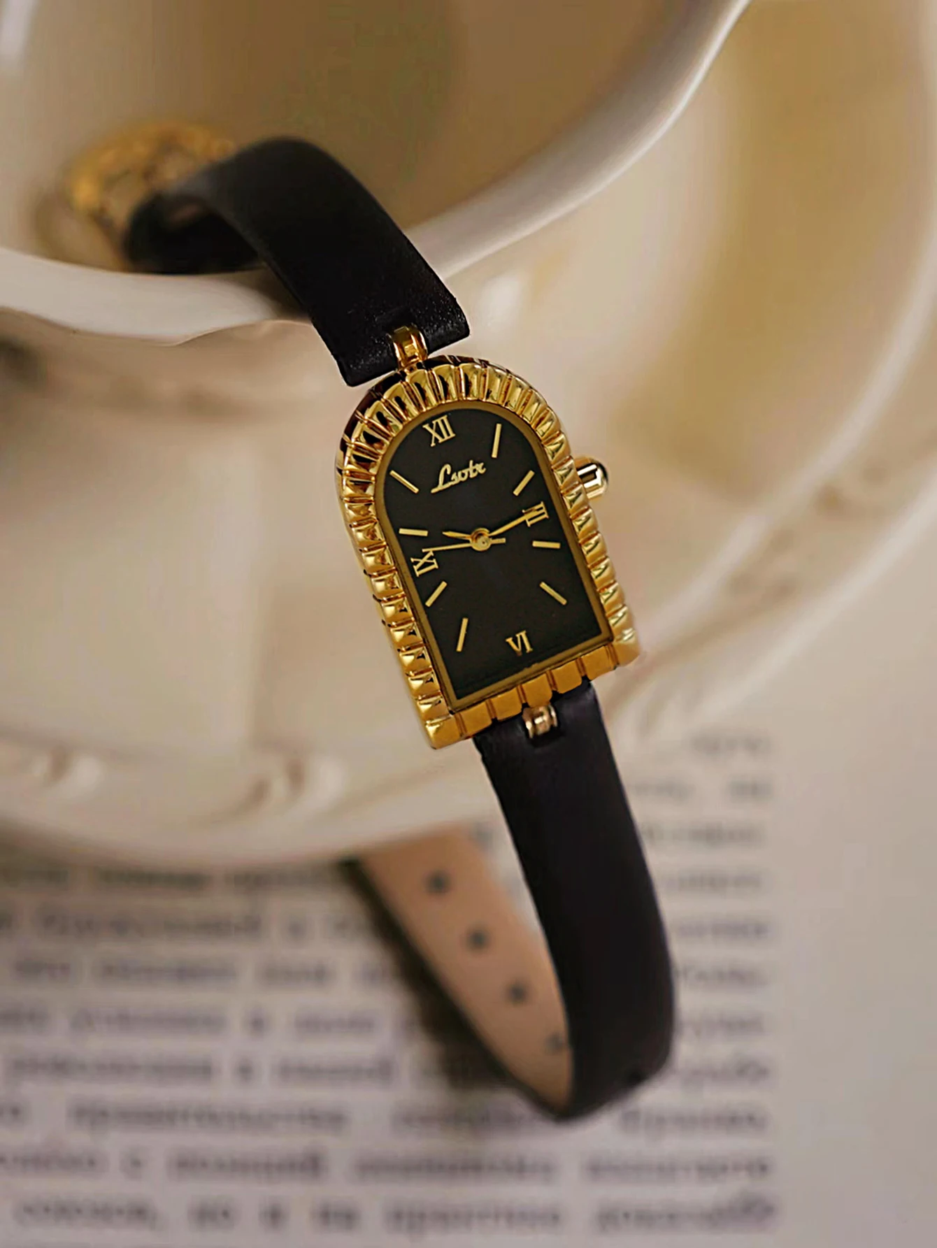 A Romantic Retro Artistic Niche Women's Waterproof Watch with an Elegant and Graceful Design, Featuring an Arch-Shaped Dial and a Unique and Exquisite Leather Strap. a Women's Quartz Watch Suitable fo - 3