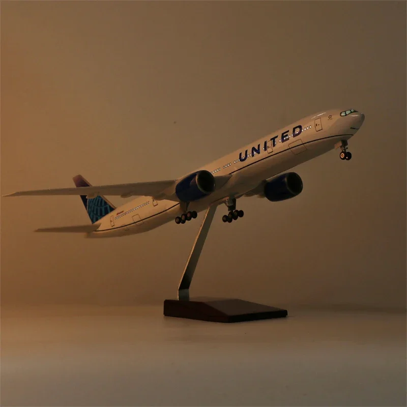 47CM 1/157 Scale 777 B777 Aircraft UNITED Airlines Model W Light