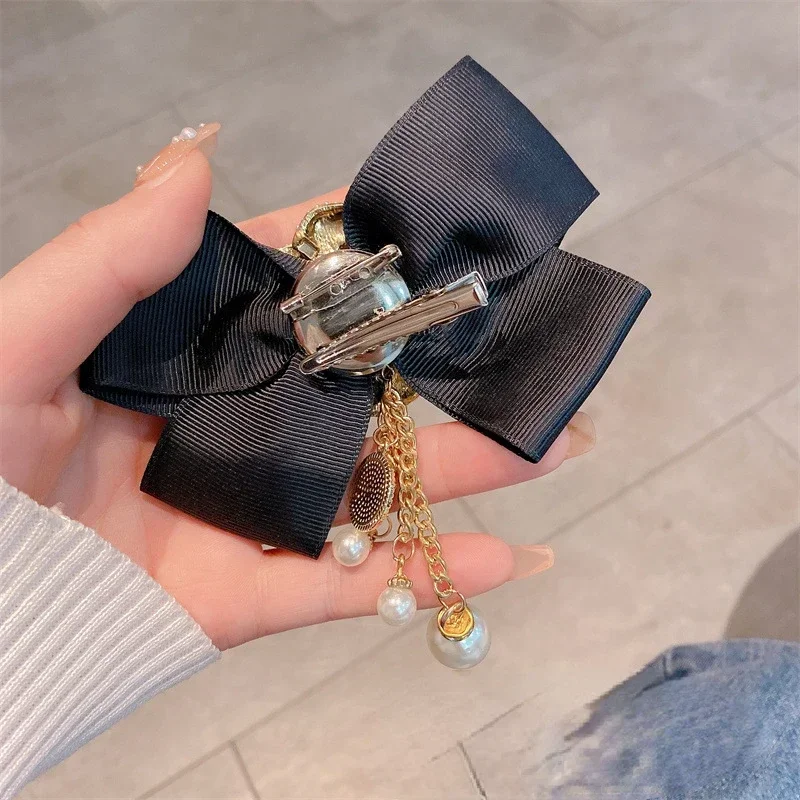 Spilla Camelia Con Fiocco E Catena Pendente – Perle E CZ – Per Donna E Ragazza
