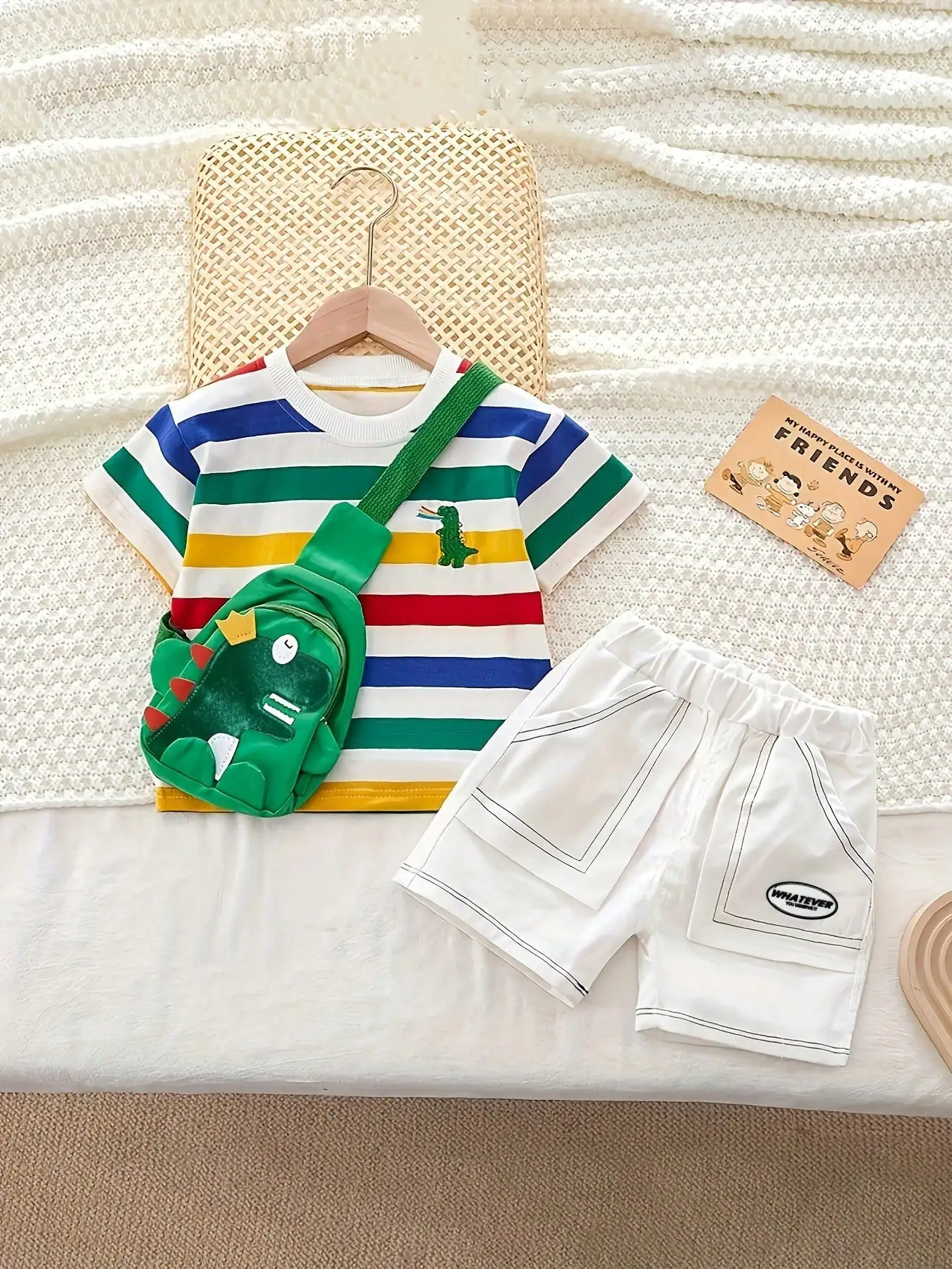 Kinder-Dinosaurier-Set: Modisches gestreiftes Hemd und Shorts mit gesticktem Dinosaurier-Design, inklusive Dinosaurier-Accessoire