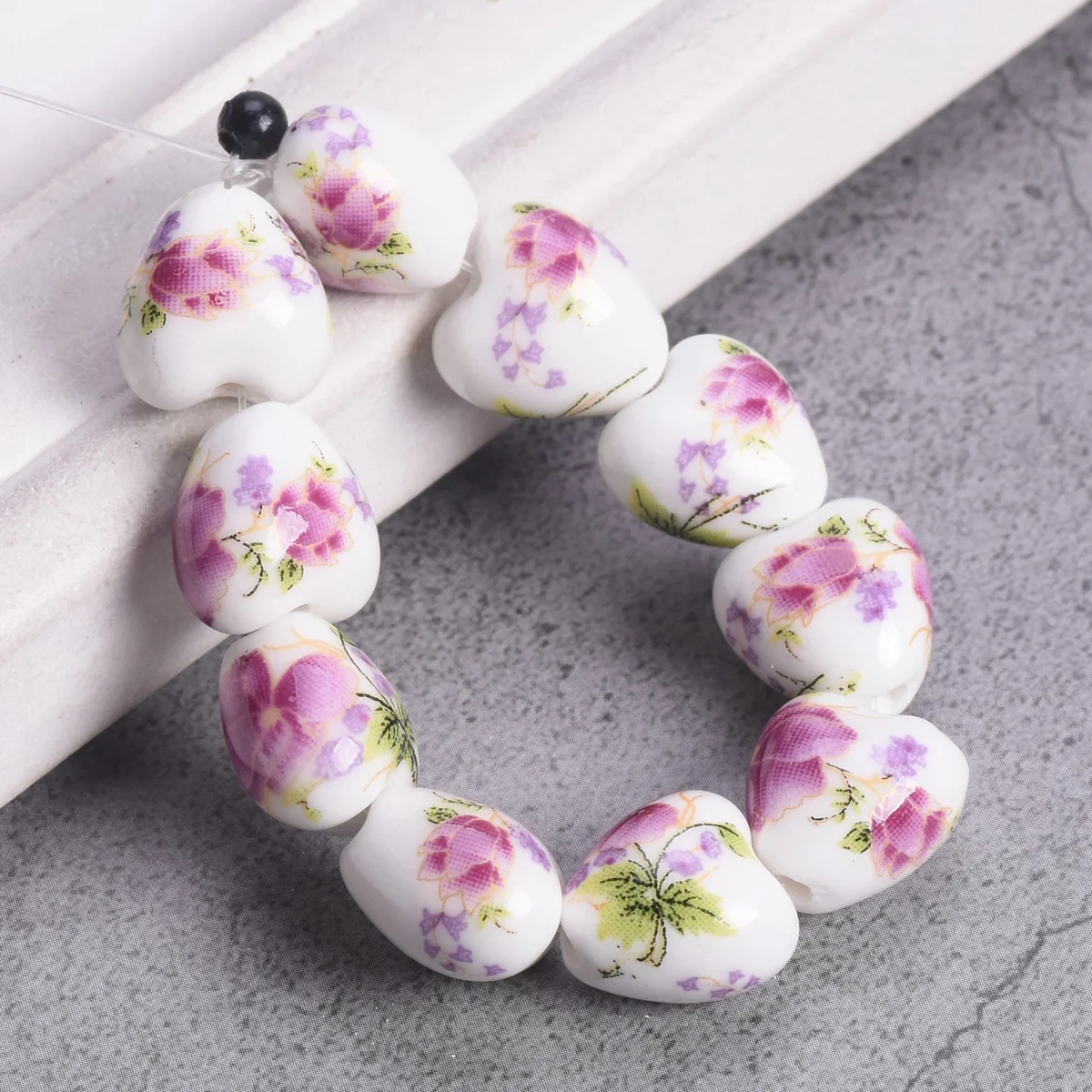 10 Stück Herzform 13x12mm Blumenmuster Keramik Porzellan lose Bastel perlen für Schmuck machen DIY Ergebnisse – Detail 2