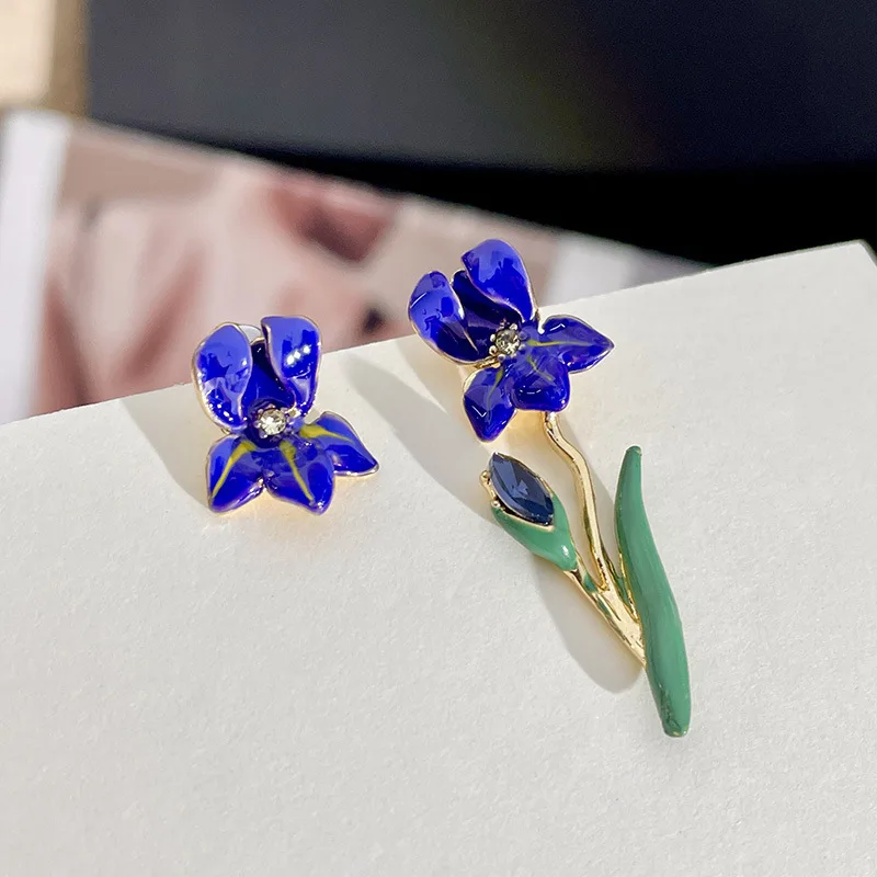 La Tendenza In Stile Europeo E Americano Dei Fiori Smaltati Smaltati Ripristina I Modi Antichi Fanno Vecchi Orecchini A Bottone In Cristallo