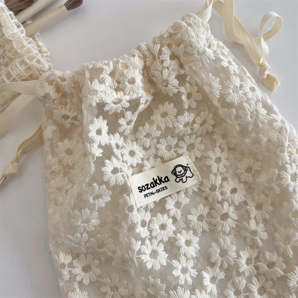 Kordelzug-Kosmetiktasche mit Spitzenstickerei und Gänseblümchen-Muster, Niedliche Sommer-Reise-Kosmetik- und Hautpflege-Organizer-Tasche – Detail 15