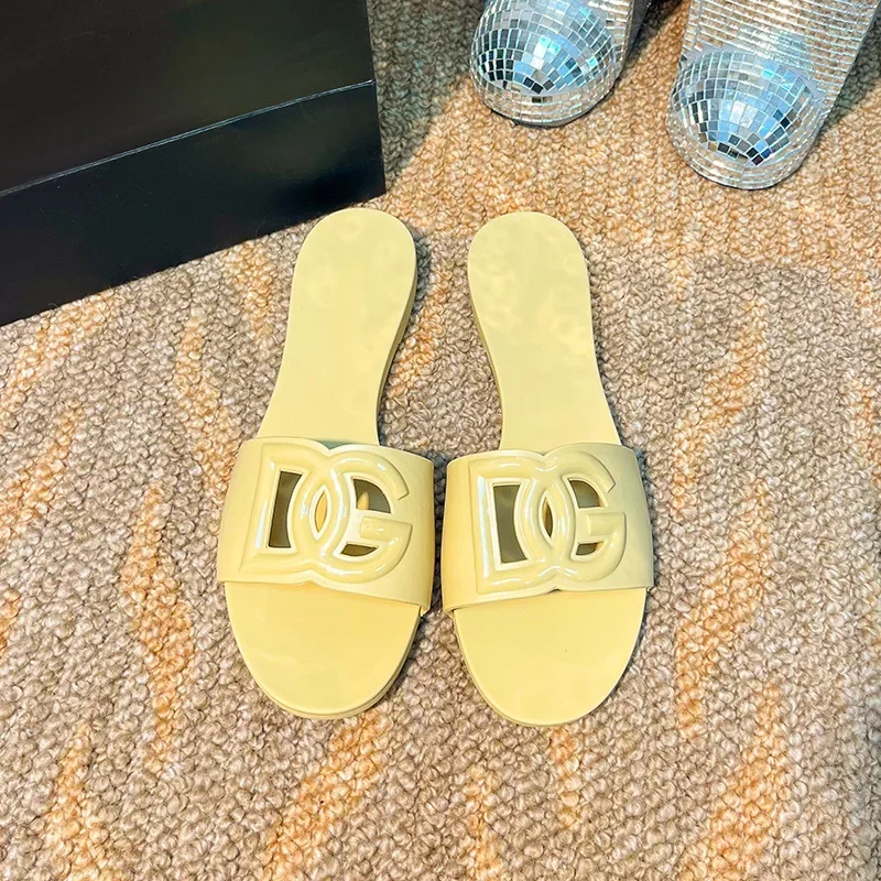 

2024 Summer Hot Sale Trendy Fashion Style Jelly Colour Simple Outdoor Indoor Slides for Women Slipper Beach Footwear Cool Sexy