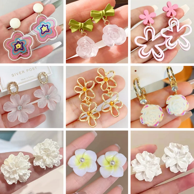 2025 Neue Blumen-Hängeohrringe, weiße Emaille, florale Acrylblütenblätter, Kristall-Imitationsperlen, Hängeohrringe für Damen, Brincos