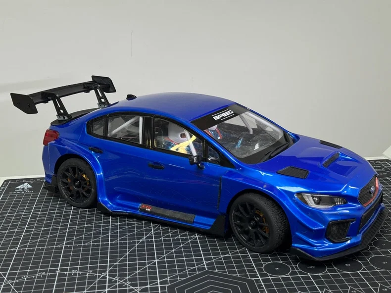 Aile arrière de tuning montée sur voiture RC Rlaarlo XTS-S10 1/10