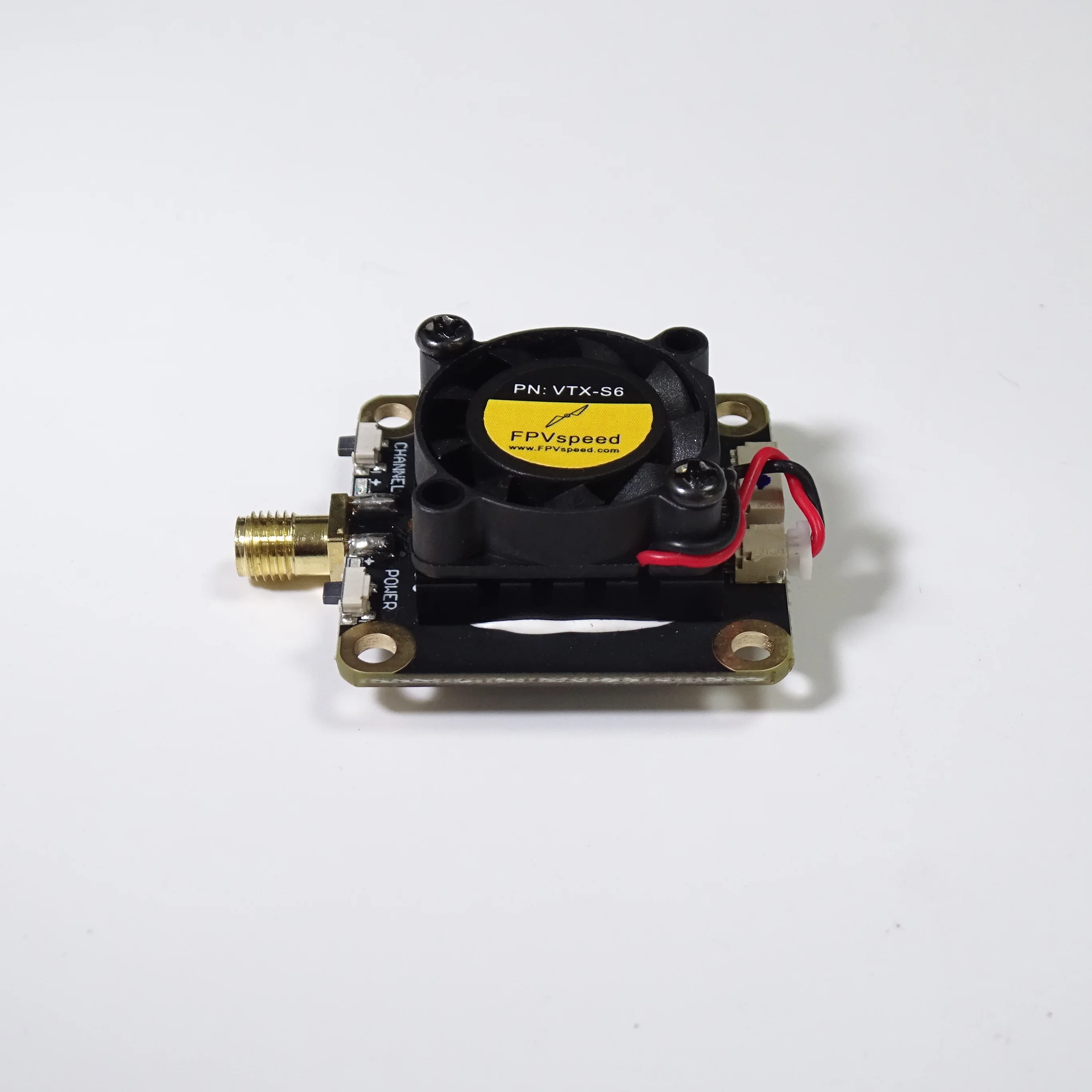 Installation du transmetteur vidéo VTX-S6 sur un drone de course, mettant en évidence sa compacité et sa puissance 1.6W/2W.
