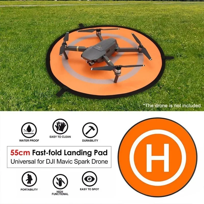 Tapis d'atterrissage pliable 55cm pour drone quadrirotor rangé dans son sac de transport, compact et facile à emporter.