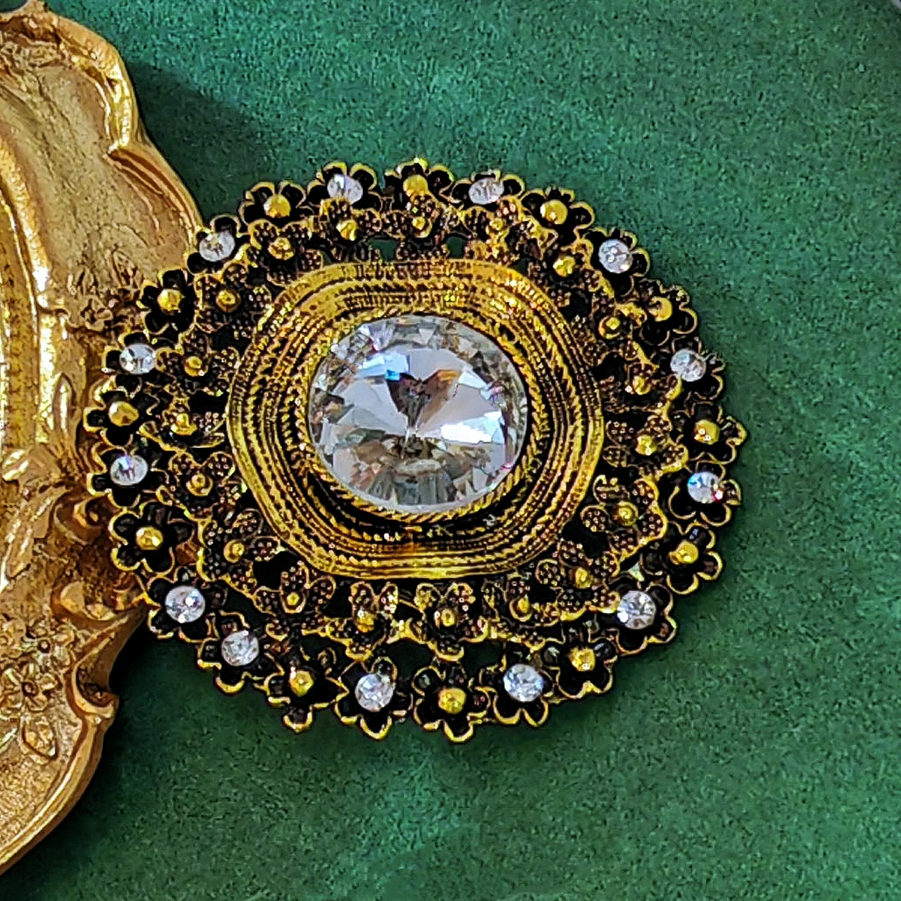 Antique Floral Circlet Round Shaped Clear Rhinestone Brooch Pin for Wedding Accessory