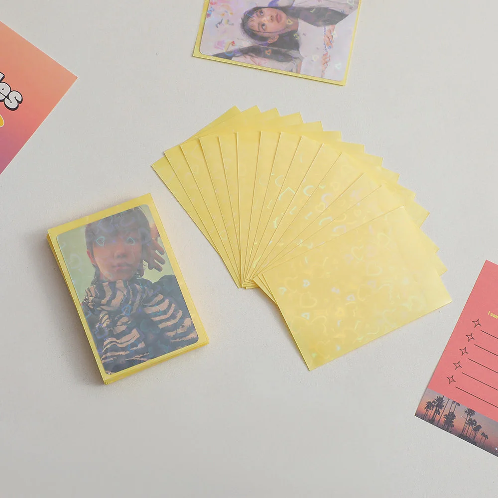 50pcs 다채로운 레이저 하트 카드 필름 심장 모양의 반짝이는 보호 ID 학생 게임 마카롱 레이저 카드 PVC 카드 슬리브