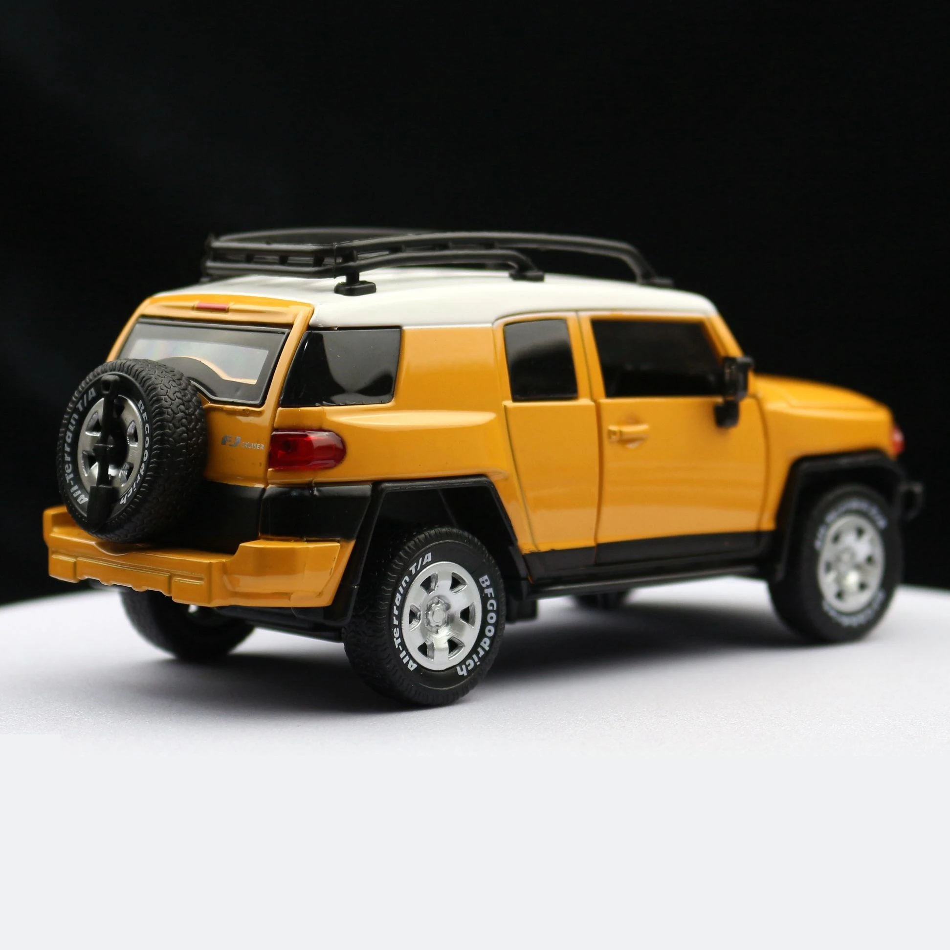 1/32 TOYOTA Cruiser FJ Toy Car Model Diecast Alloy SUV Off Road Collection Pull Back Sound & Light Gift For Children Kid Boys 5