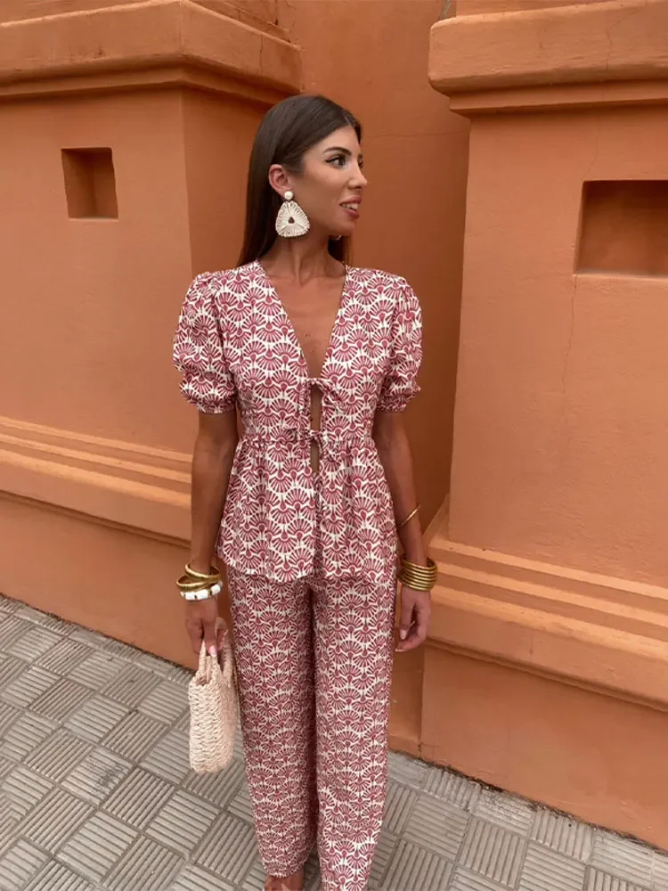 

Женский костюм-двойка с принтом, рубашка на шнуровке с V-образным вырезом, топ с коротким рукавом и брюки с широкими штанинами, лето 2024