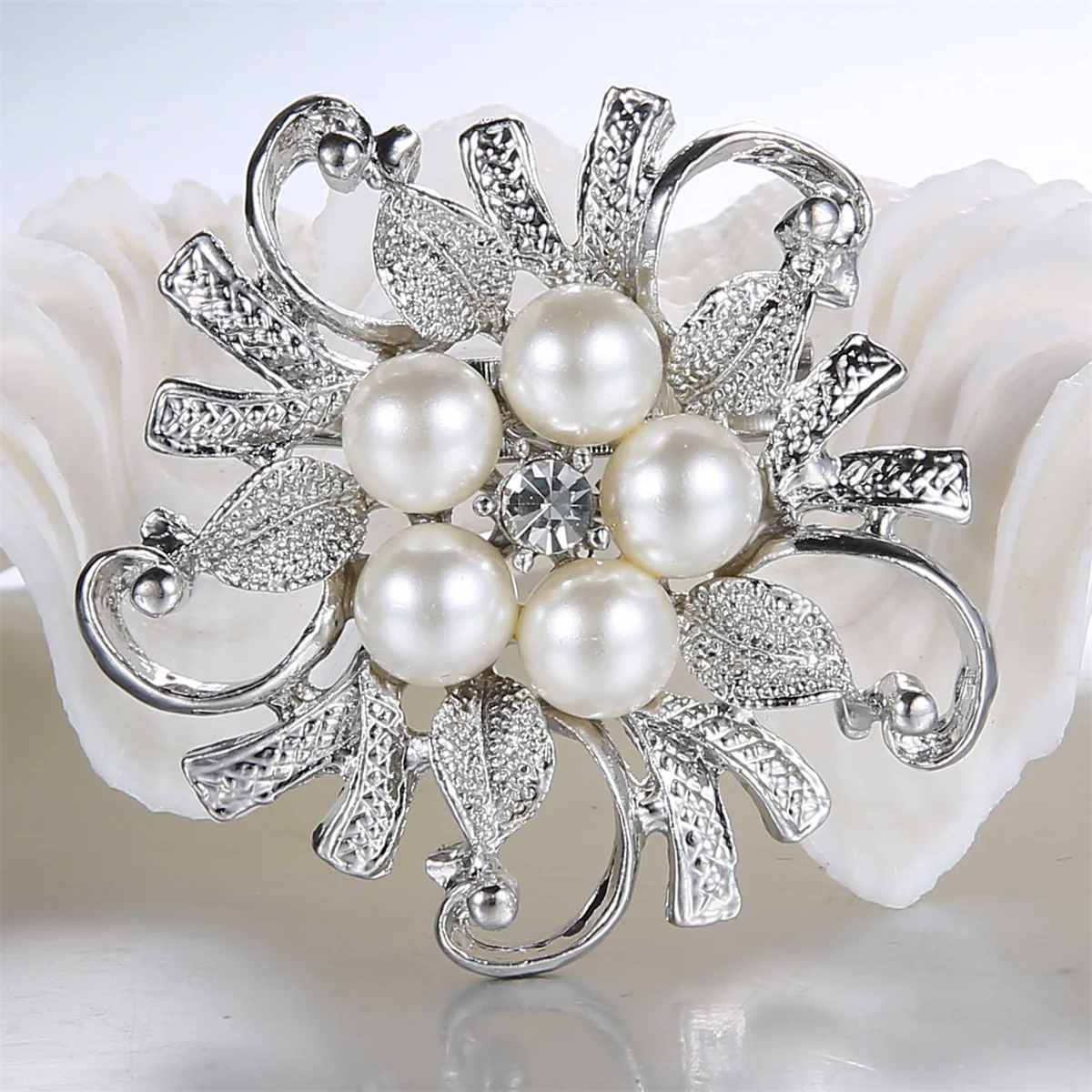 Brooches Exquisite Imitation Pearl Rhinestone Flower For Women Elegant Circle Wreath Leaf Lapel Pins Wedding Decoration Jewelry