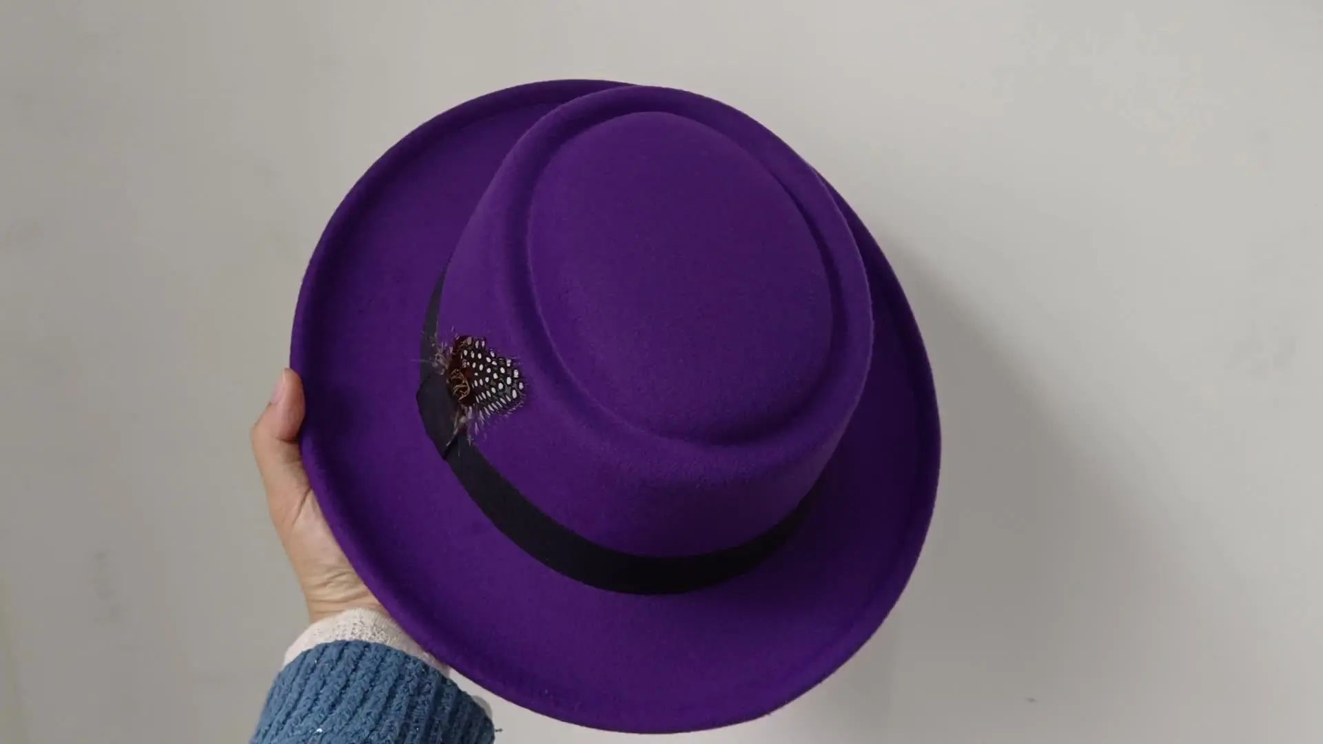 Cappello Fedora Bianco Da Donna Per Uomo Cappello A Cilindro Piatto Cappello Da Torta Di Maiale In Feltro Cappello Derby Da Chiesa A Tesa Larga Cappello Invernale In Lana Jazz Panama All'ingrosso - Foto 11