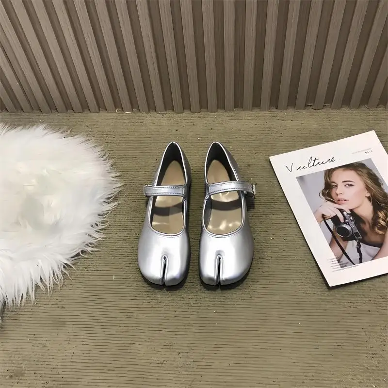Pig trotters split toe shoes 2024 new western-style retro Mary Jane women's shoes, one line buckle single shoe ballet shoes