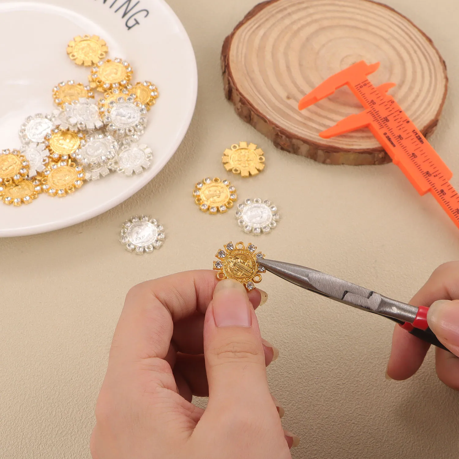20PCS 합금 공예 크로스 펜던트-라운드 3 홀 라인 석 가장자리 DIY 묵주 목걸이/팔찌에 대한 성 베네딕트 메달 참