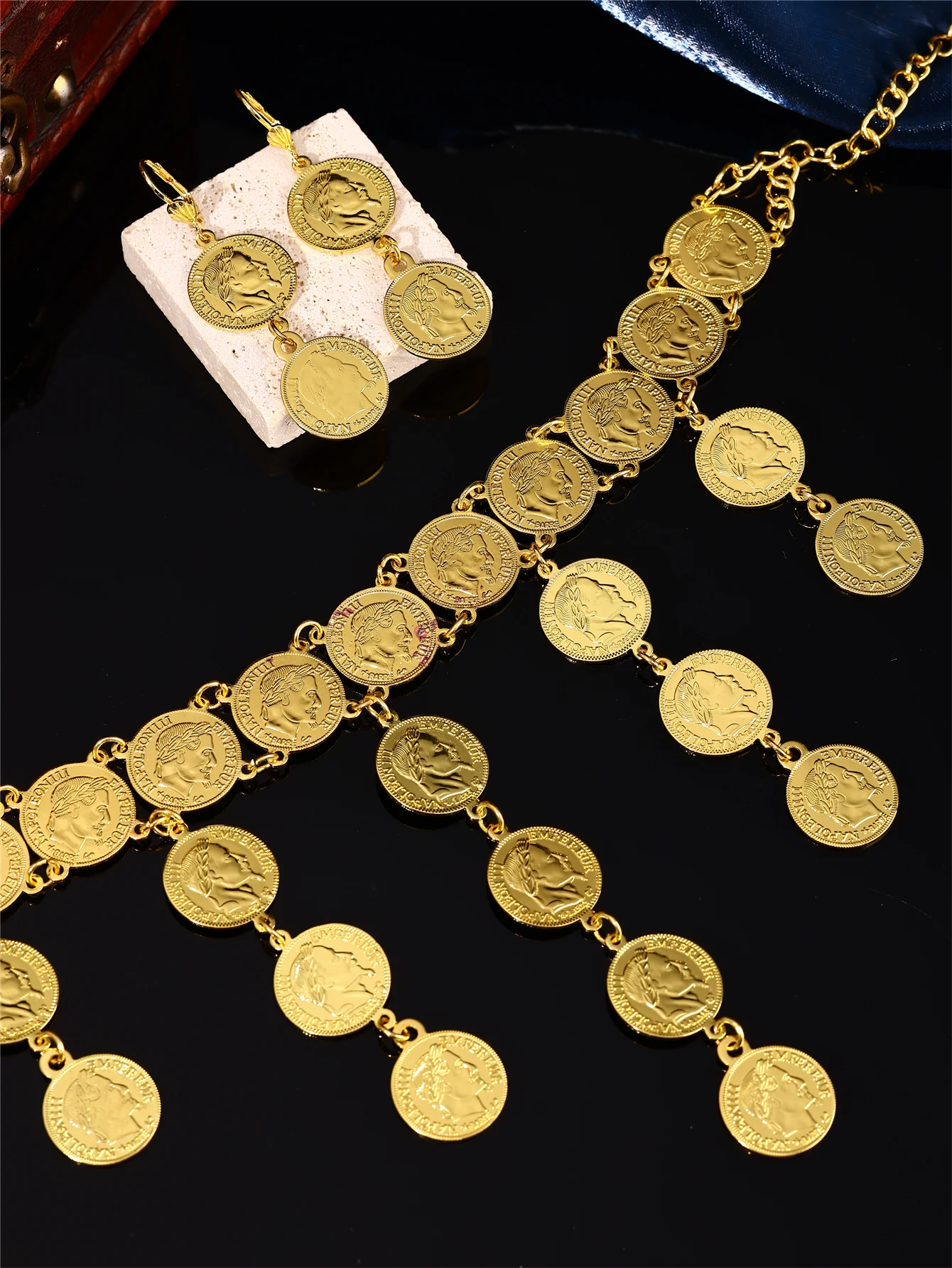 طقم ليرات ذهبي متدلي – عقد مع أقراط بتصميم تراثي ف...