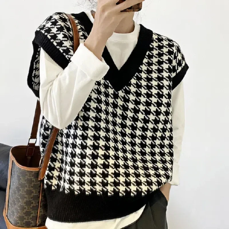 Autumn and Winter Women's Sleeveless Sweater Vest Fashion New Black and White Checked V-neck Loose Vest Knitted Top 17502