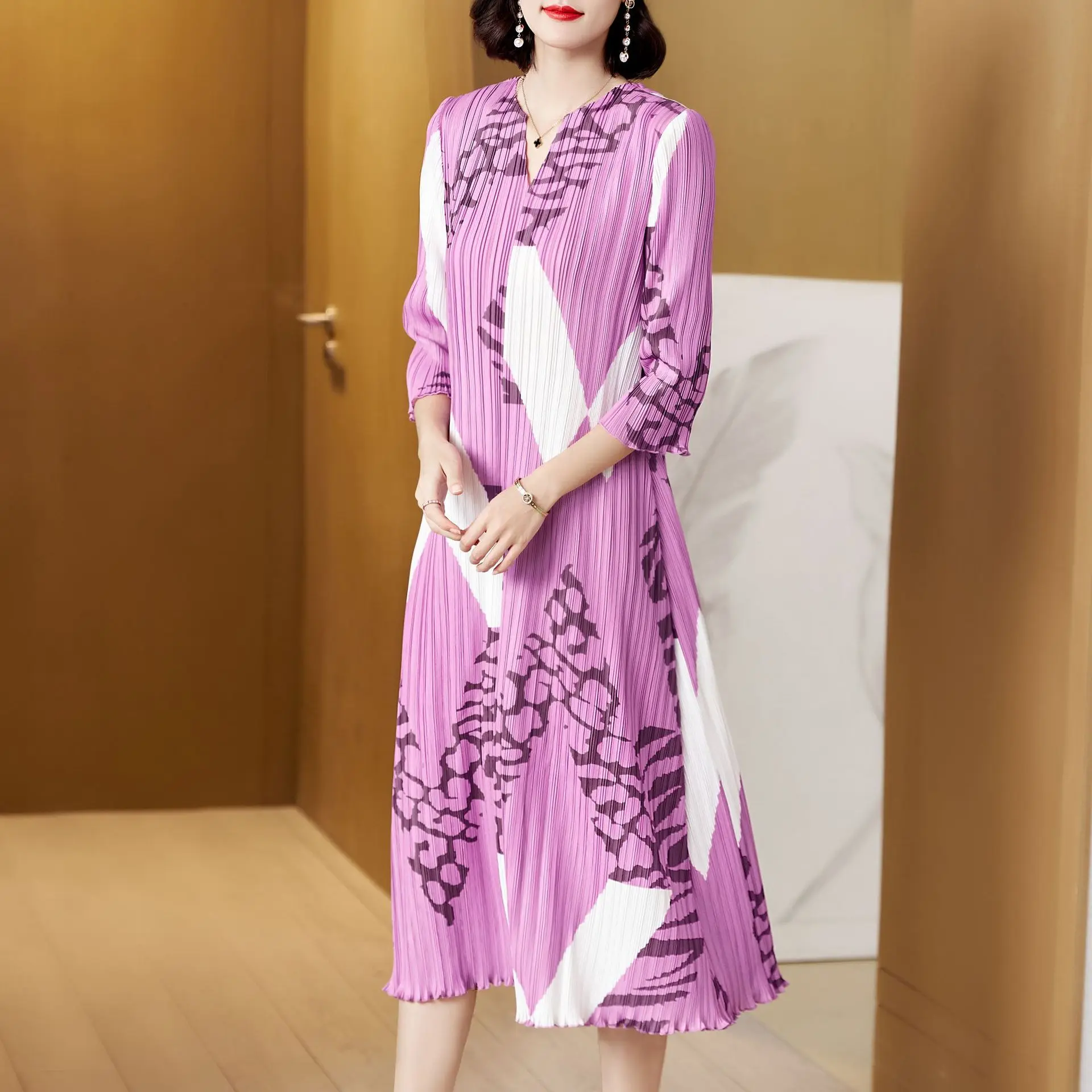 

Relaxed Leopard Print Vertical Strip Medium Length Mother's Dress New Miyake Pleat Fashionable And Elegant In Spring 2024 Women
