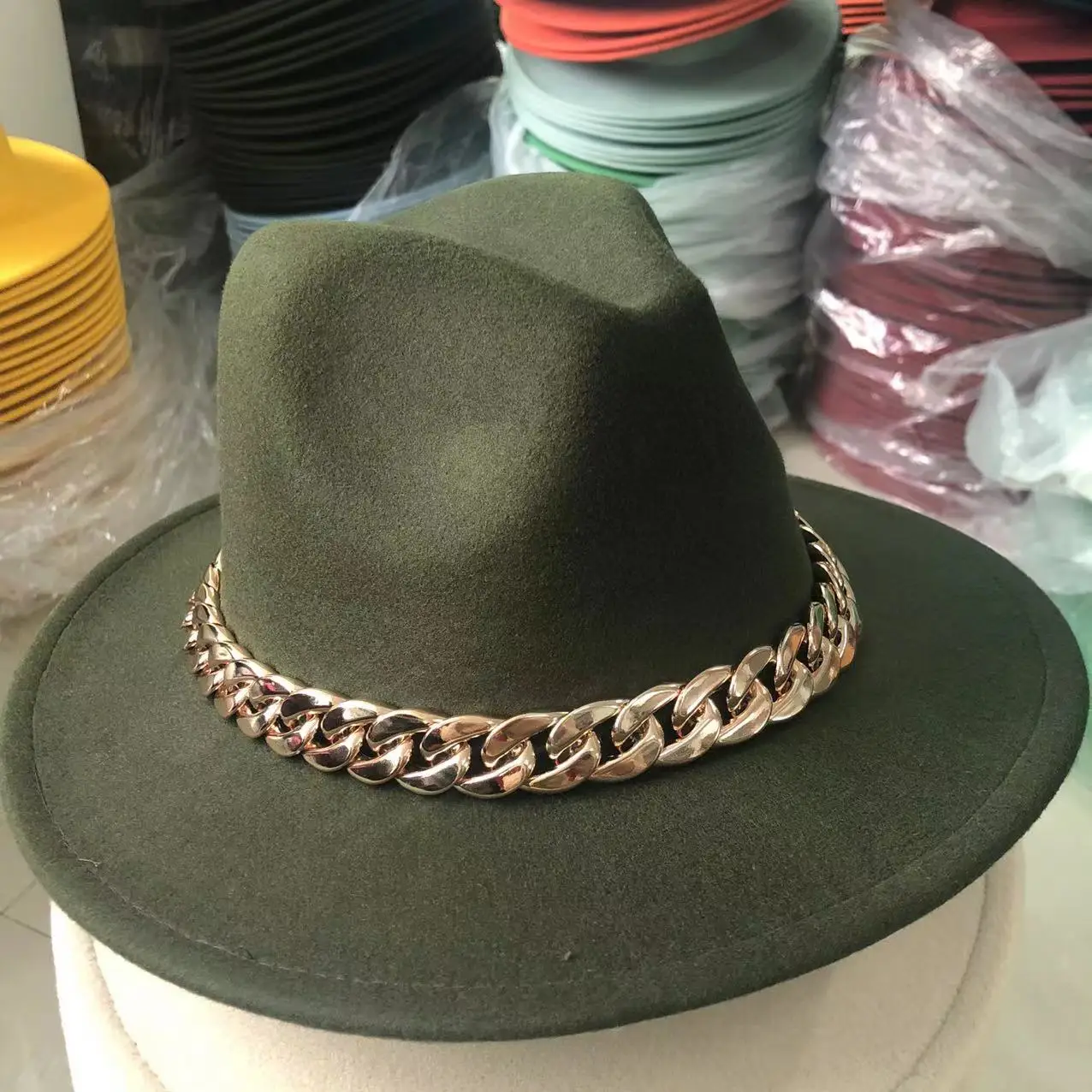 black fedora Fedora hat new acrylic gold middle chain winter unisex fedora hat front light green 2021 winter hat кепка мужская red fedora hat