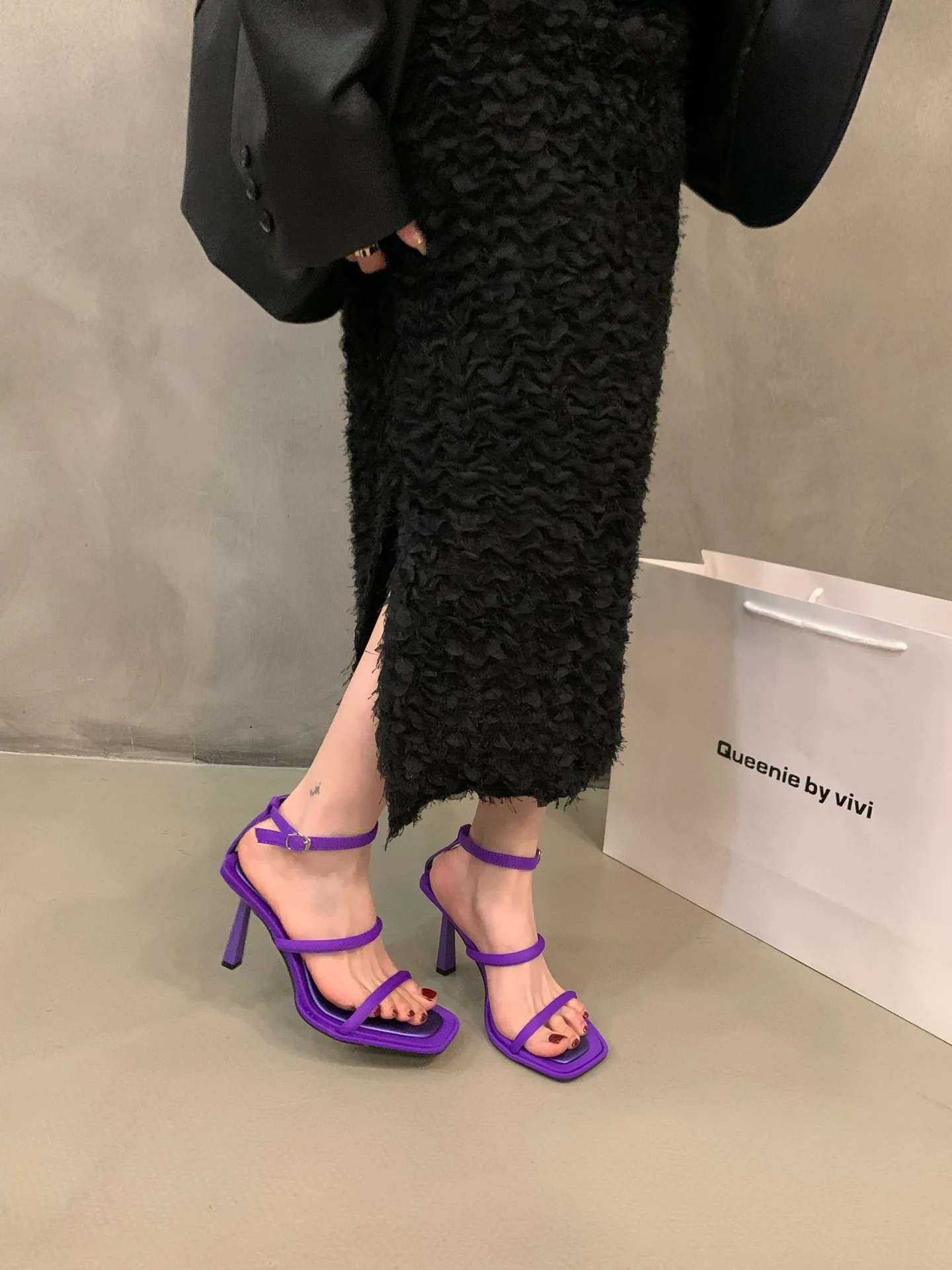 French Niche High-end One-piece Sandals for Women's 2023 New Summer Slim Heels with A Minimalist High Heel Look