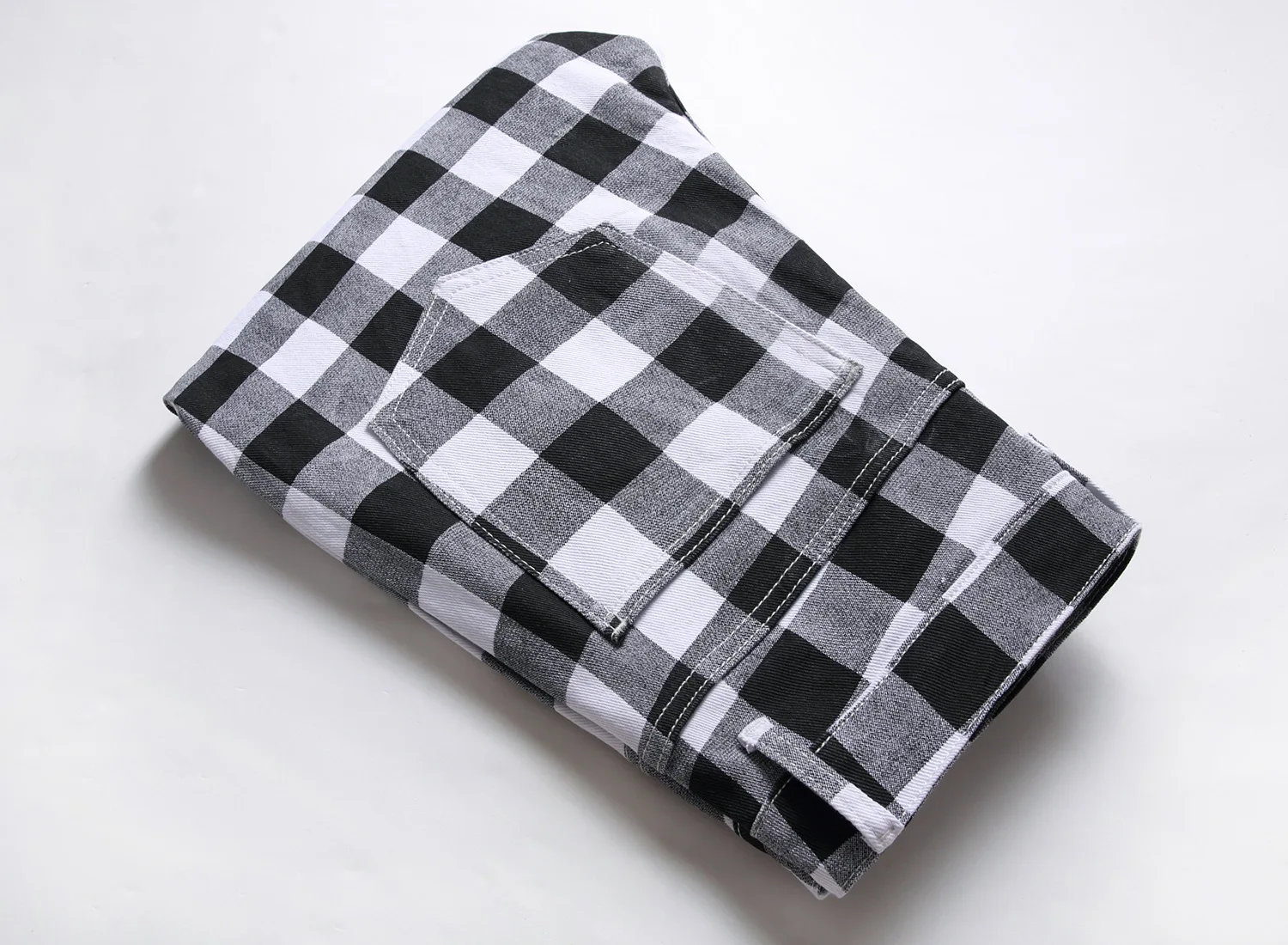 Рисунок 5 - Модные черные и белые мужские джинсовые брюки