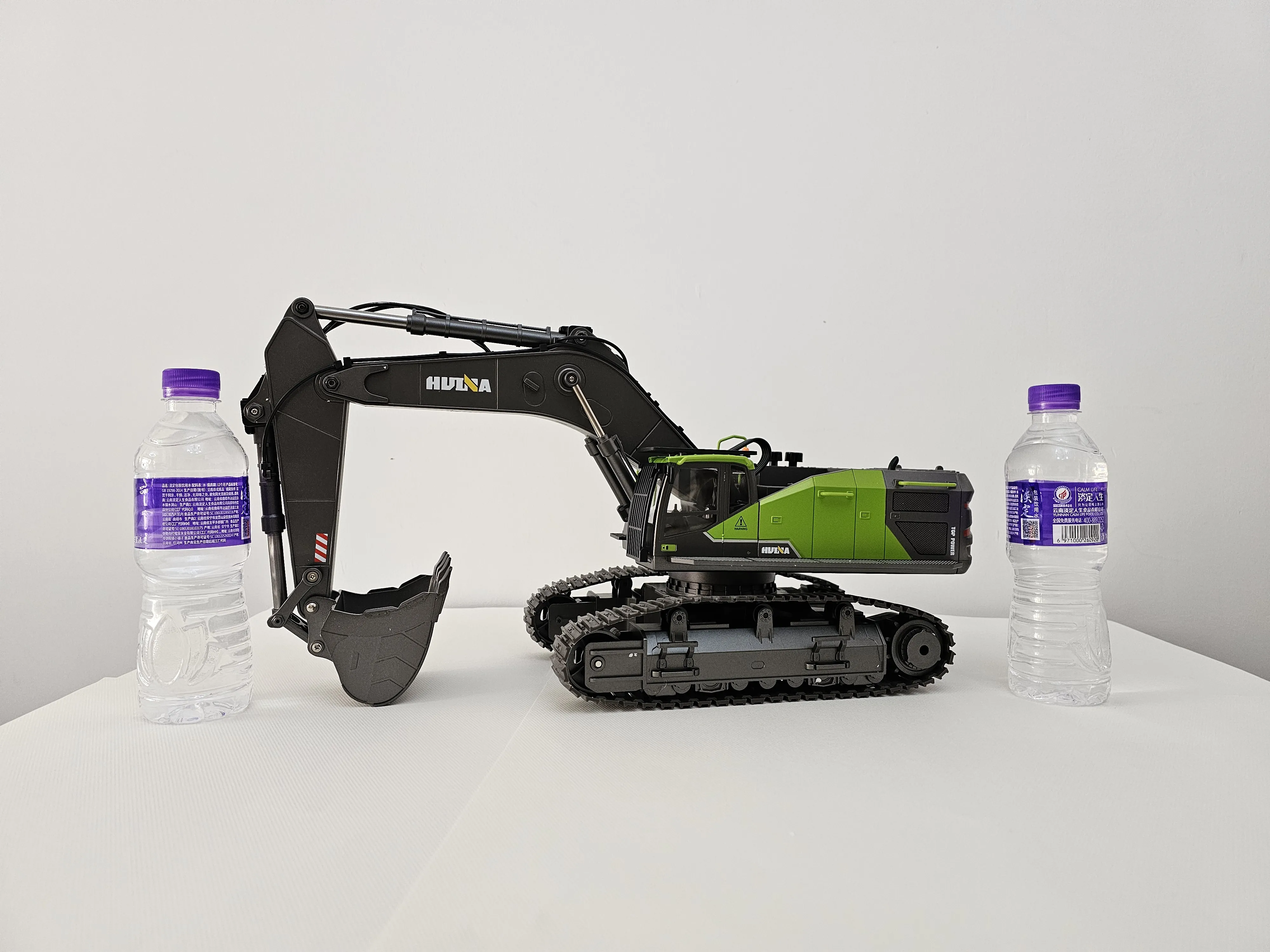 1593 Large remote control engineering vehicle Hydraulic wireless remote control alloy excavator Toy car charging screw excavator
