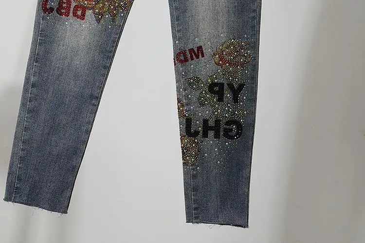 Jeansy damskie – luźny krój, wysoki stan, modny streetwear