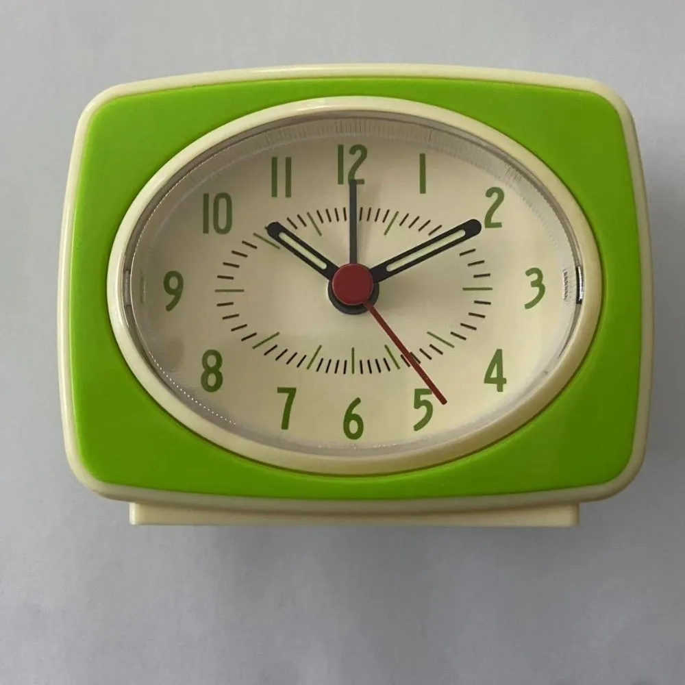 New Non Ticking Silent Alarm Clock Fluorescent Hands Battery-Powered Electronic Clock Luminous Display Desktop Clock Bedroom