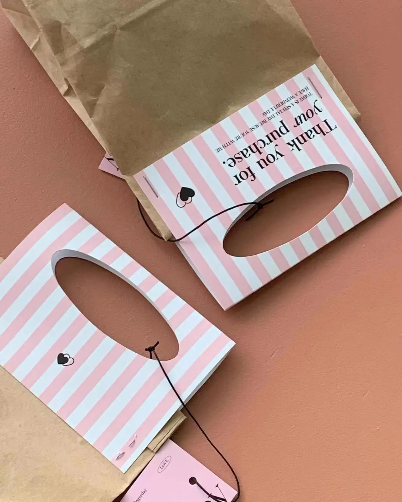 

2024 The latest paper handbag handle and bag can be separated 12 copies of a bag lowest price