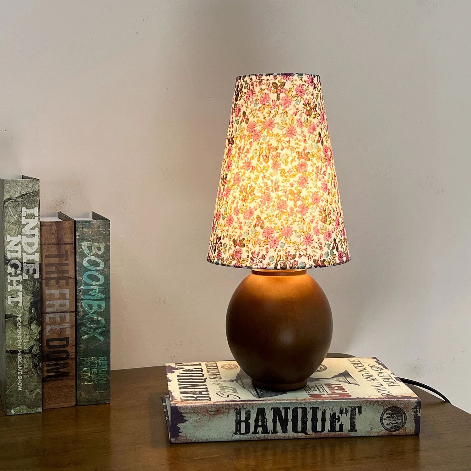 

Solid wood French floral table lamp Korean wave warm ancient style original wood color walnut color bedroom network red photo