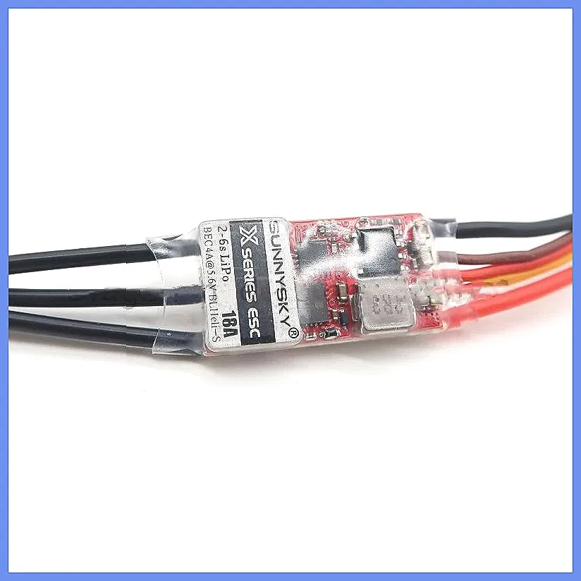 Détail du dissipateur thermique et du microcontrôleur BLHeli_S sur le contrôleur de vitesse ESC SunnySky X 18A pour drone FPV.
