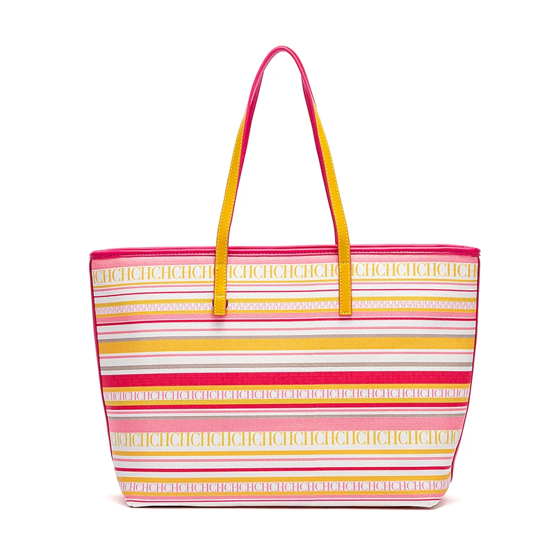 حقائب نسائية من علامة CH التجارية، بتصميم مخطط ملو...