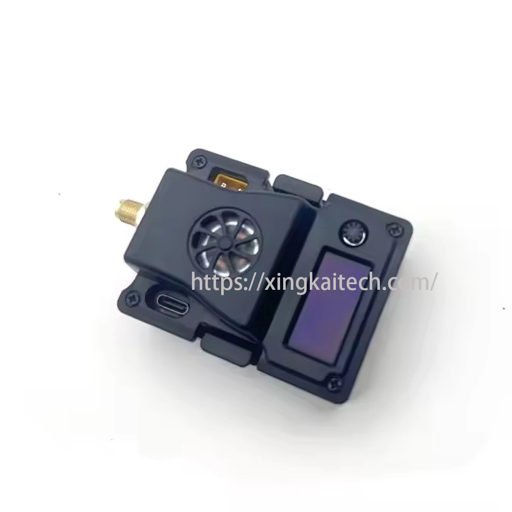 Vue rapprochée du module ELRS avec dissipateur thermique et logo ExpressLRS