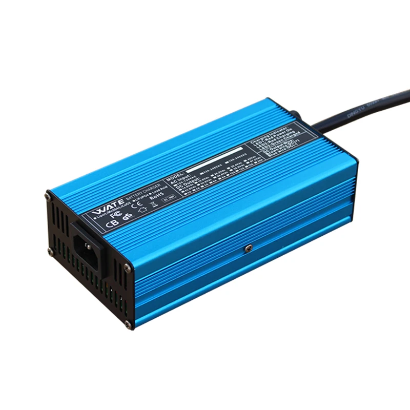 Vue de dessus du chargeur multiport USB C montrant les six ports alignés, câbles connectés