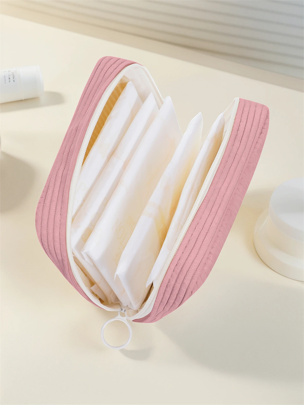 Cartoon cat pattern printed sanitary napkin storage bag, women's lightweight tissue bag, sanitary tissue bag