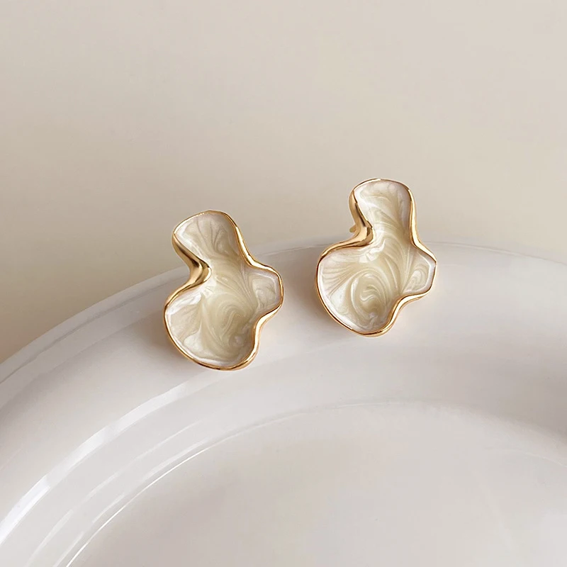 Artistic Abstract White Black Pink Color Cloud Irregular Stud Earring for Women Temperament Ear Jewelry Simple Party Gift