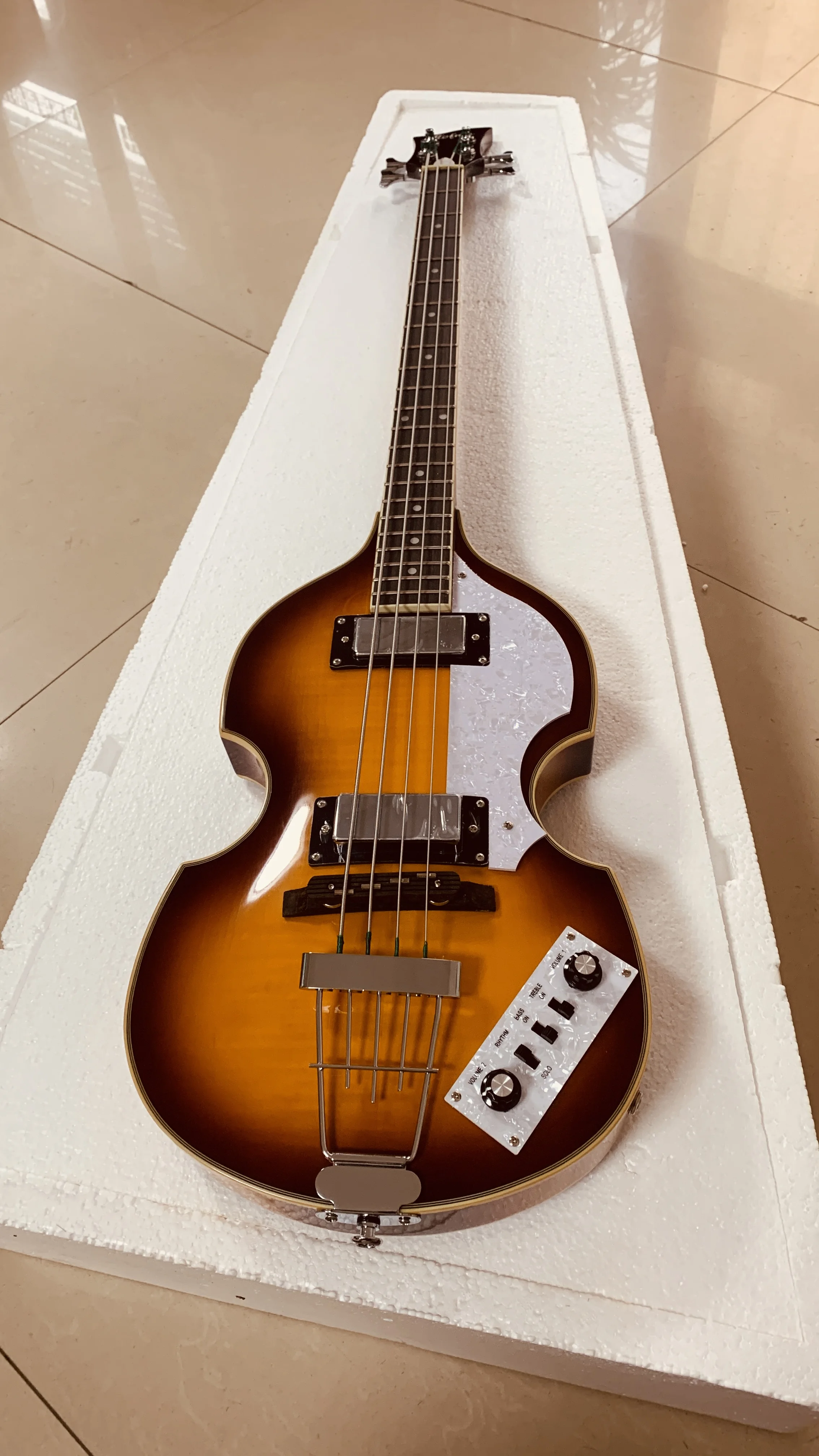 

Classic 4-string jazz alto electric guitar, semi-hollow body, 30 "effective string length, free shipping