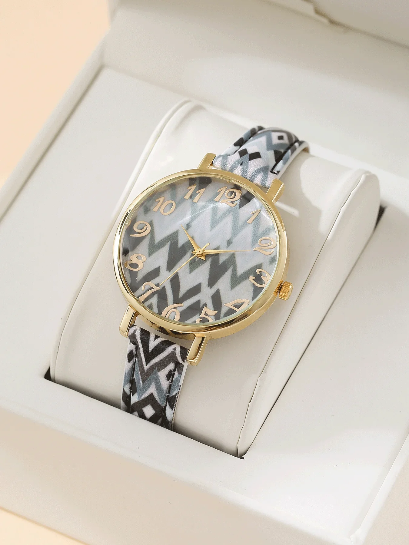 Classic and simple student fashion, sweet rainbow pattern, small and fresh quartz watch