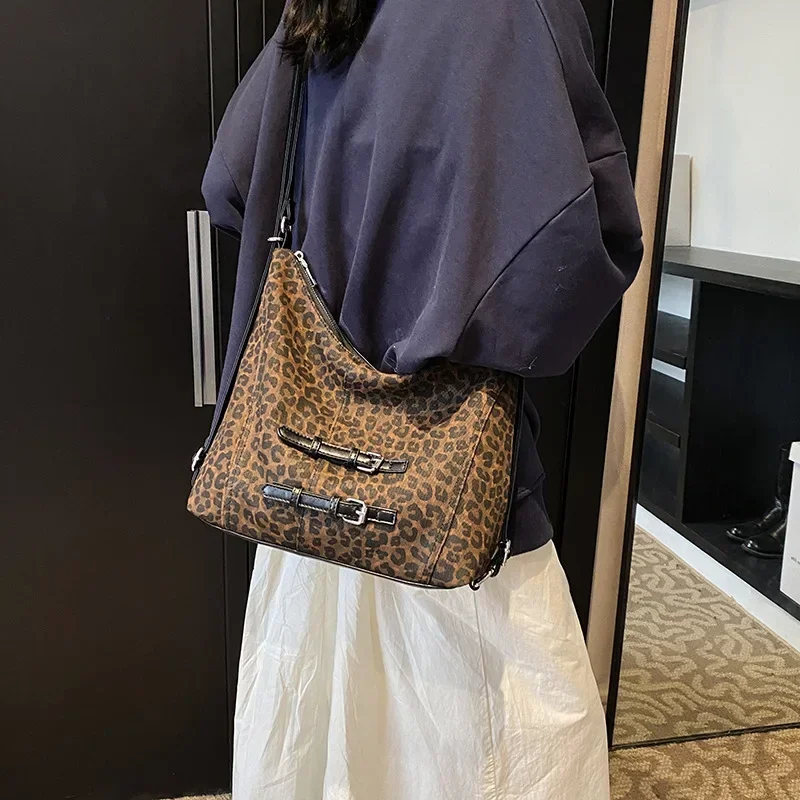 Large Capacity Tote Bag Autumn and Winter Foreign Style One Shoulder Crossbody Backpack Fashion Handbag 4