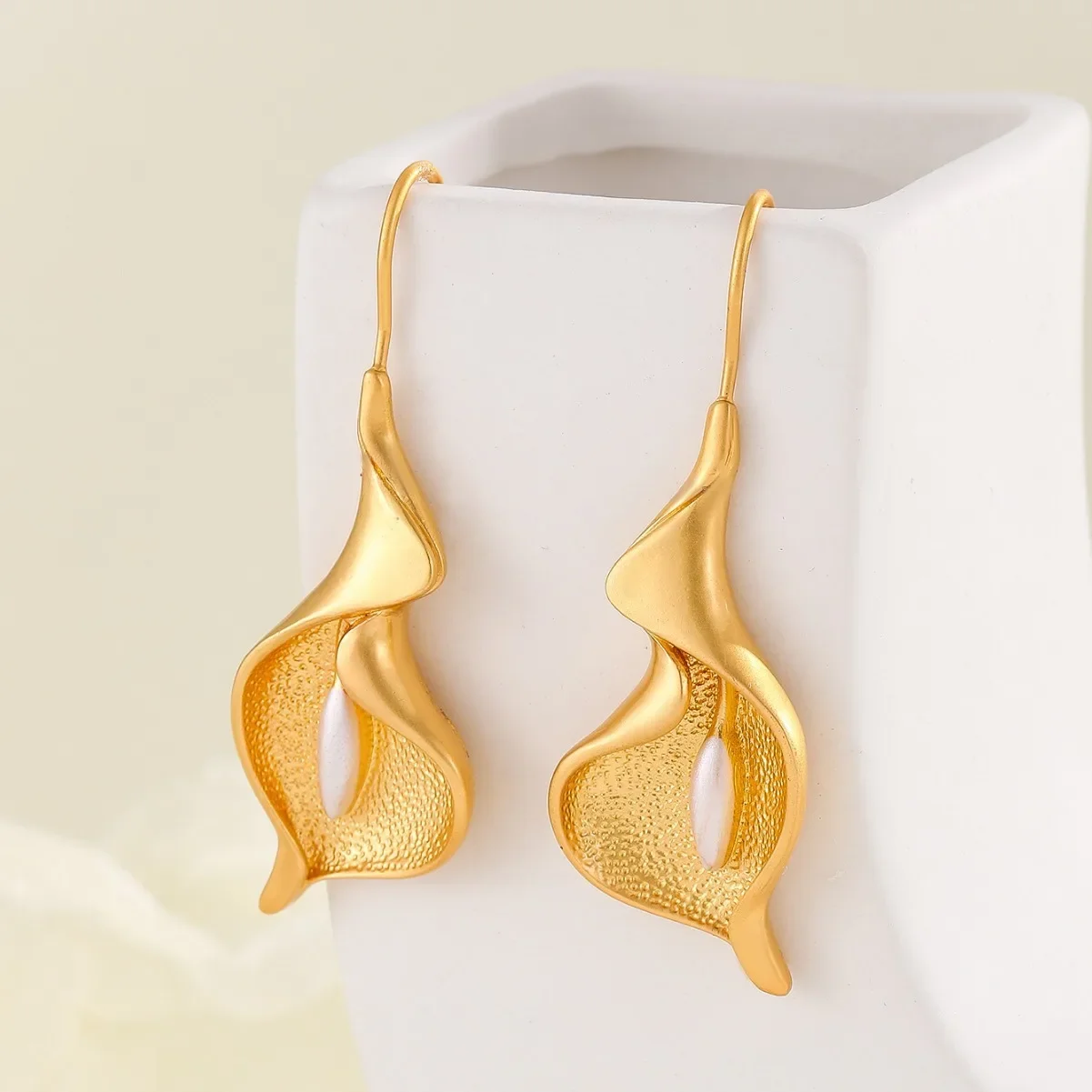 1 pair of freshwater pearl calla lily retro earrings, gentle flower shape elegant and smart, pearlescent warm and elegant temperament, easy to match for daily appointments