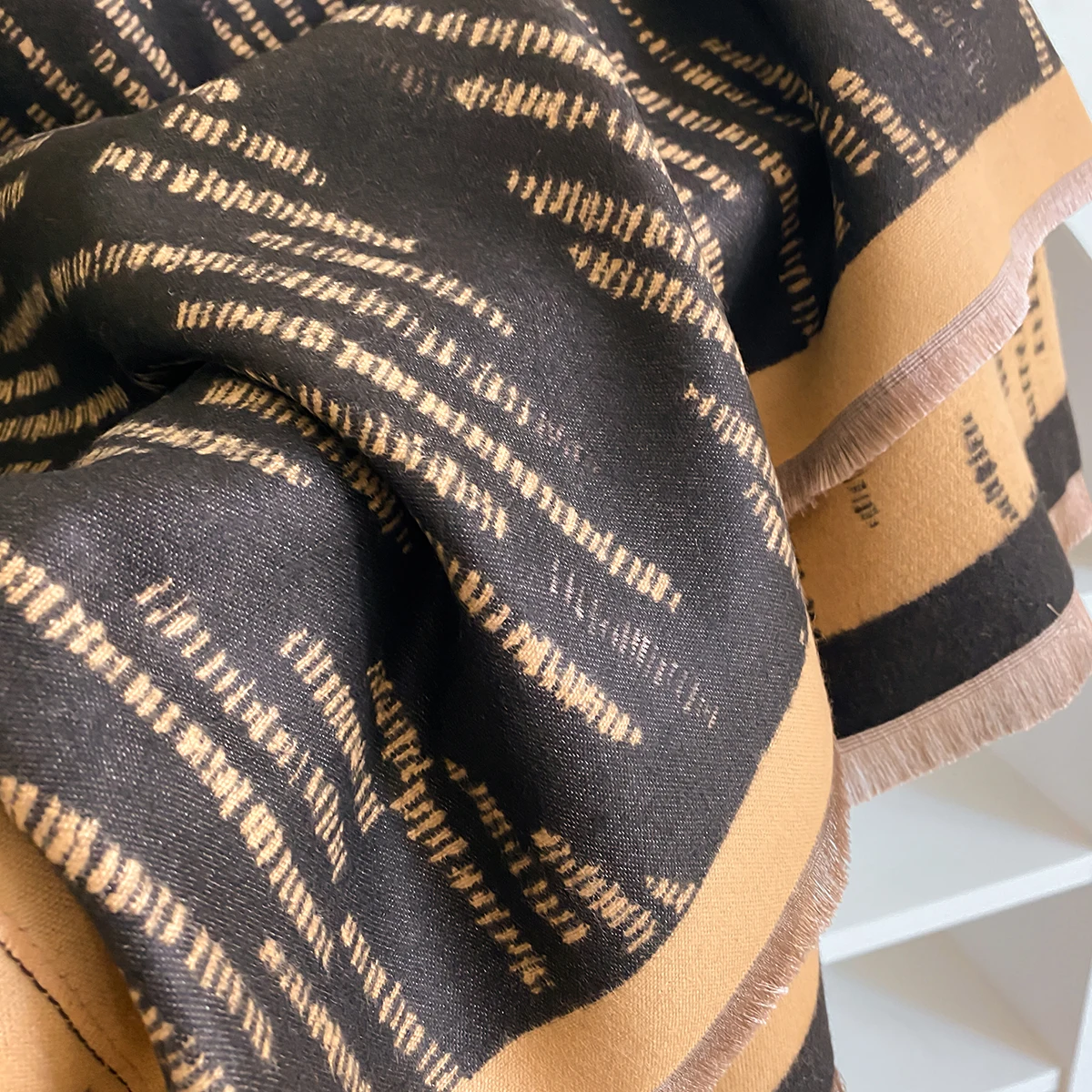 2025 New Women's Stripes print Warm Shawl Simple Thick Imitation Cashmere Scarf with Jacquard Ideal for Autumn and Winter