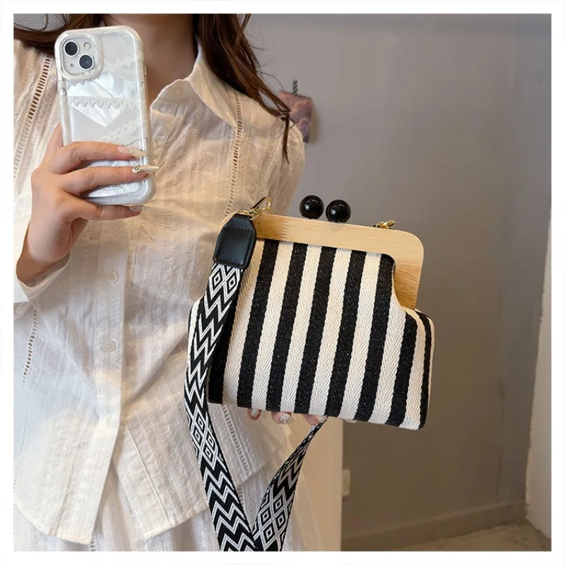 Fashion Striped Wooden Clip Shell Clutch Bag for Women Wide Strap Shoulder Bags Elegant Canvas Crossbody Bag Summer Beach Purses