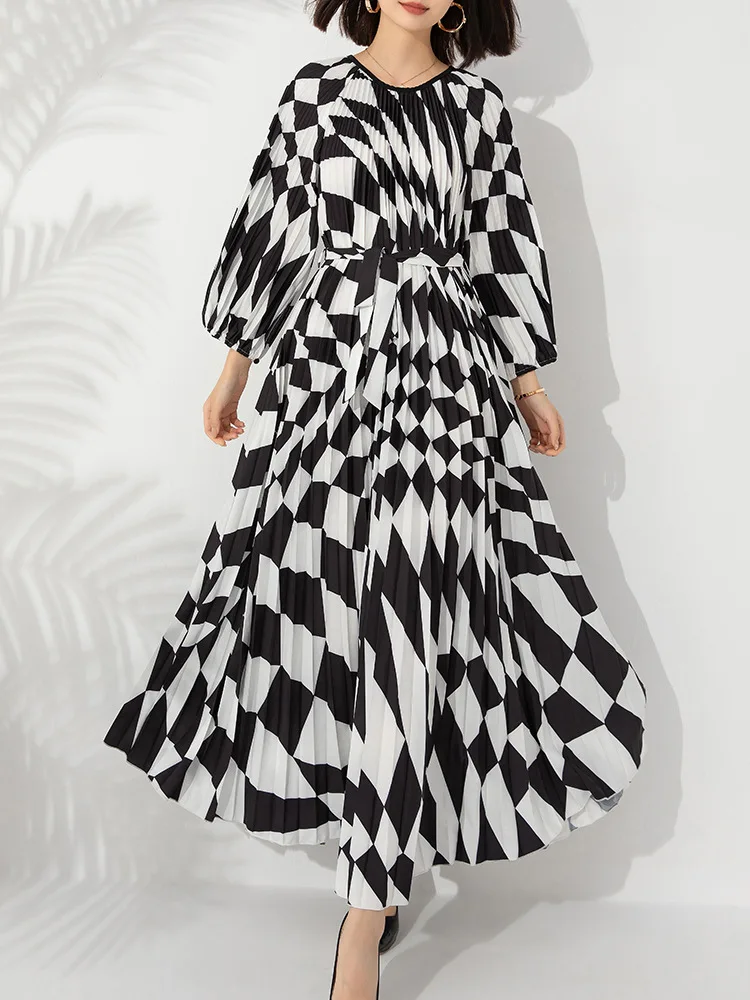 

MIYAKE Style printed long sleeved round neck pullover and tie up long and loose fitting large black and white dress [20230447]