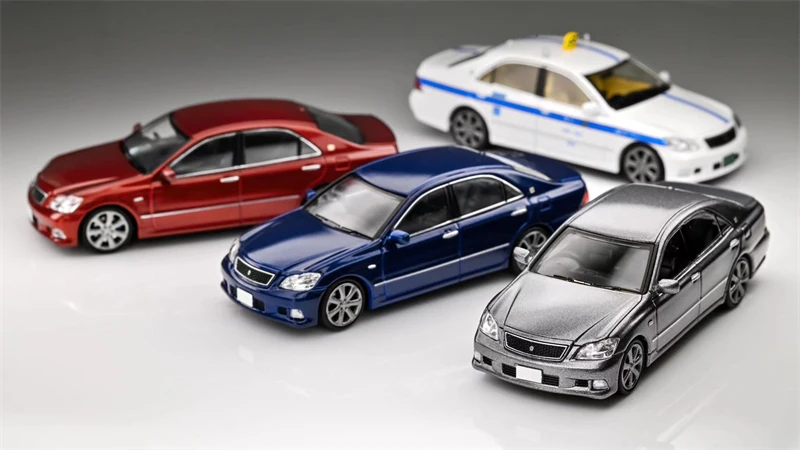 

Масштабирование 1:64 Корона 12-го поколения GRS184 литая модель автомобиля
