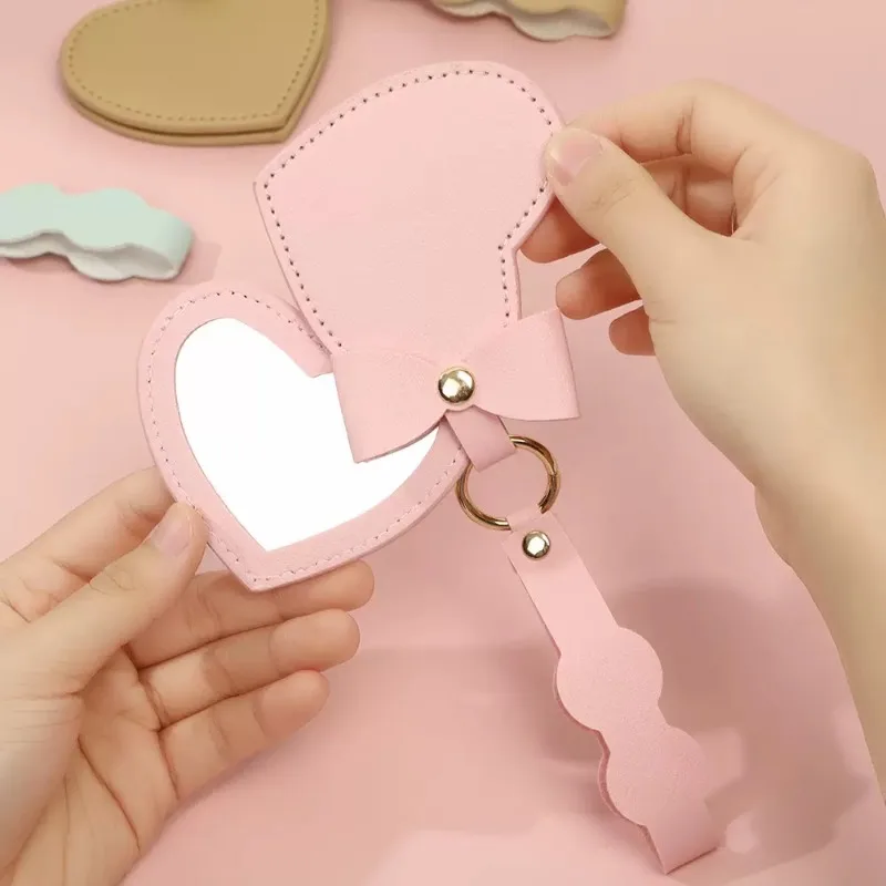 레이저 맞춤형 로고 PU 가죽 하트 모양 리본 메이크업 미러 키체인 펜던트 백팩 액세서리 휴대용 거울 선물