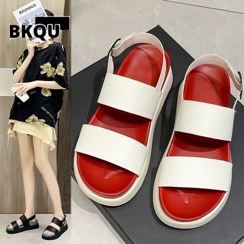 

BKQU 2023 Модные женские мягкие кожаные сандалии на платформе с металлической пряжкой на лодыжке Летняя Пляжная женская обувь ручной работы на толстой подошве