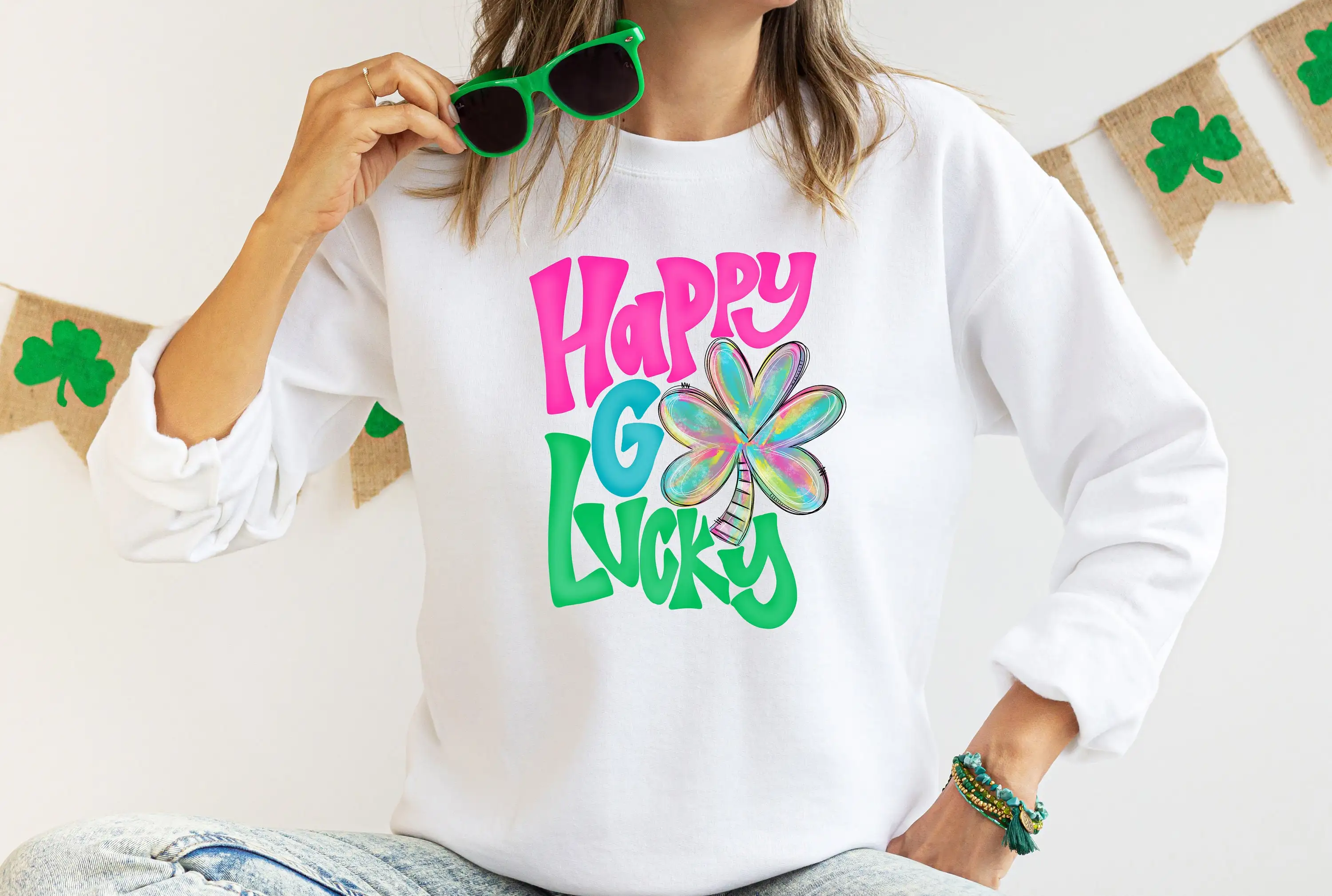 

Happy Go Lucky Slogan St. Patrick's Day Sweatshirt Cute Childishness Four-leaf Clover Female Sweater Voguish Irish Girl Shirt